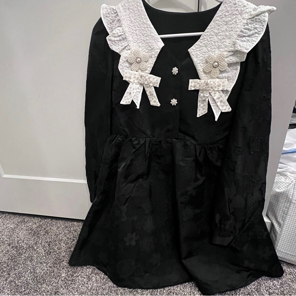 A black skirt with sweet wind.